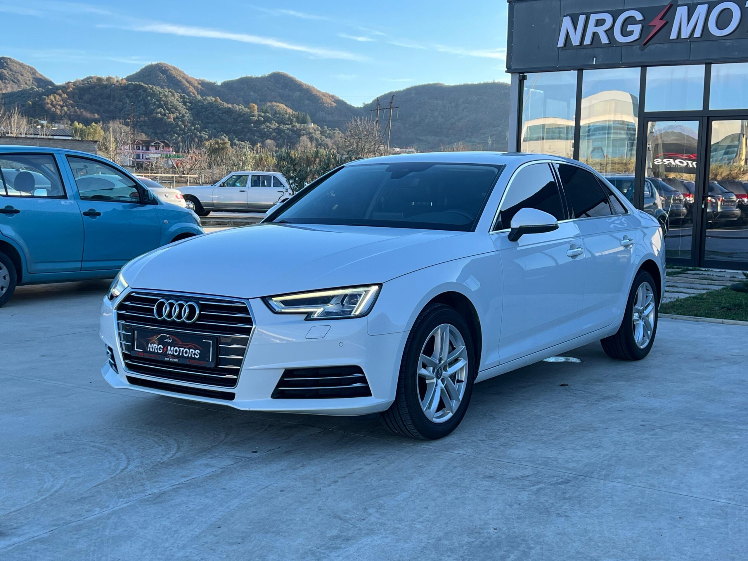 Audi A4 45 TFSI 2.0 benzin 265HP, Viti 2016, Transmision Automatik. Makine sportive dhe komode per 5 persona.